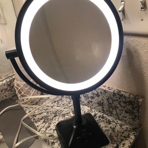 Lighted makeup mirror